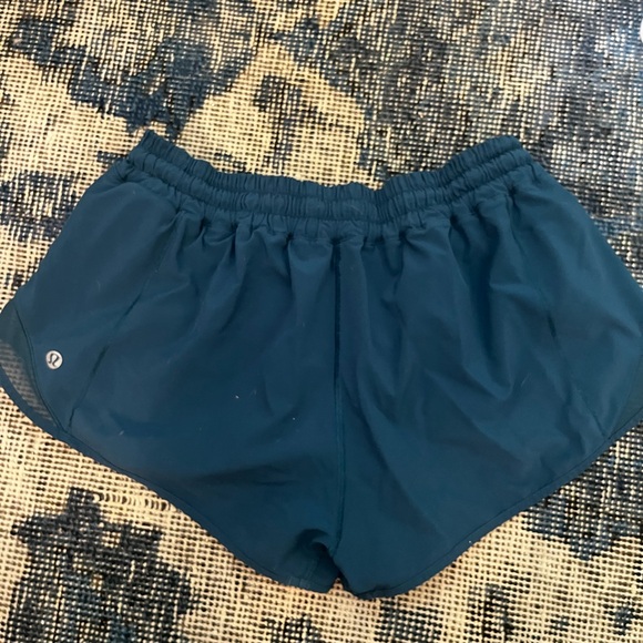 Lululemon hotty hot low-rise 2.5 - Picture 2 of 3